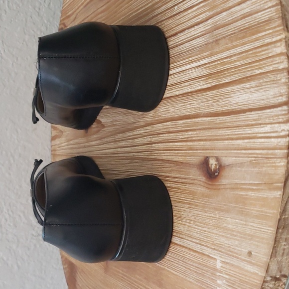 SALVATORE FERRAGAMO Classic Vara Black/Black Patent Bow Pump - Picture 5 of 12